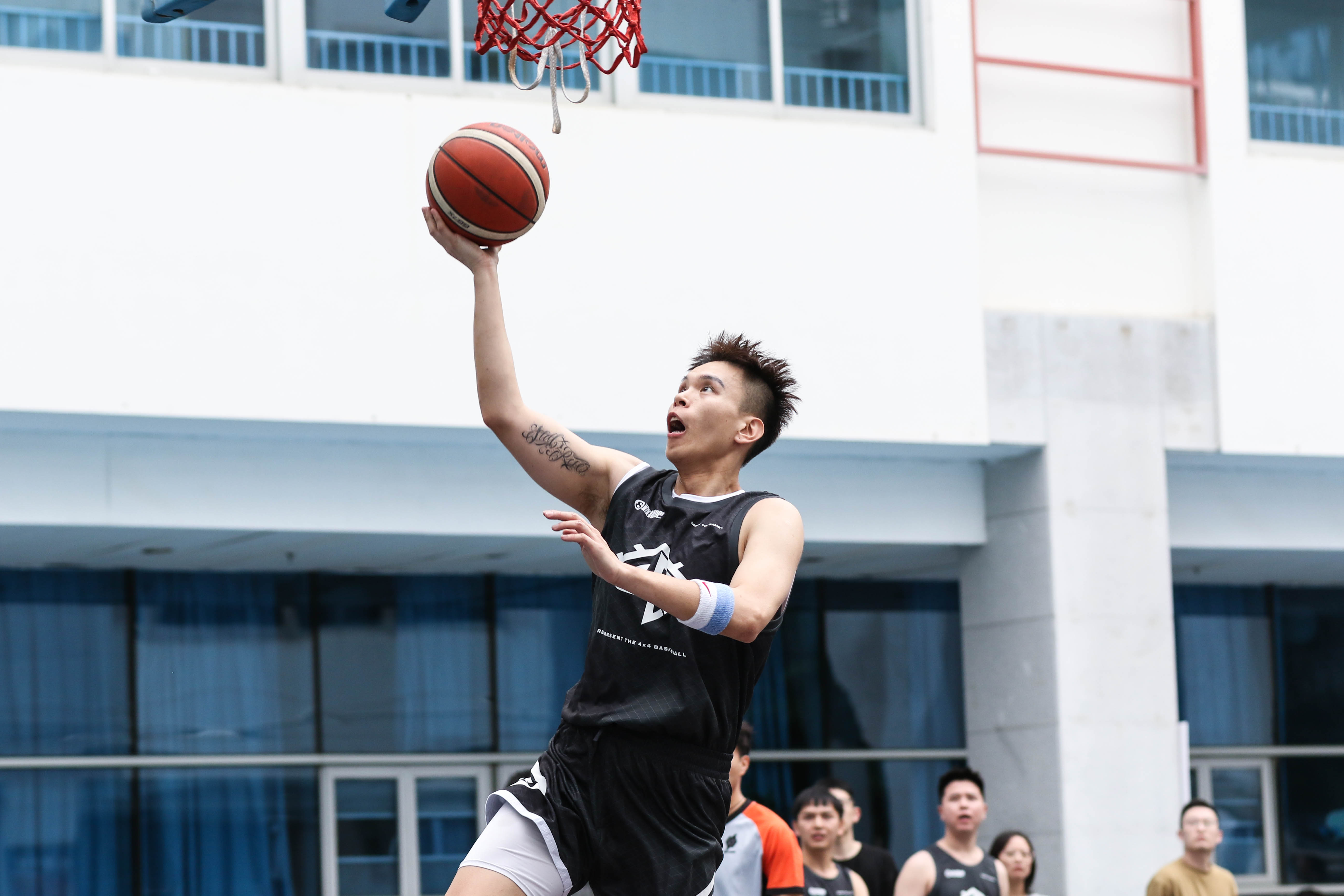 球场上绽放的篮球风采迷倒无数球迷的简单介绍